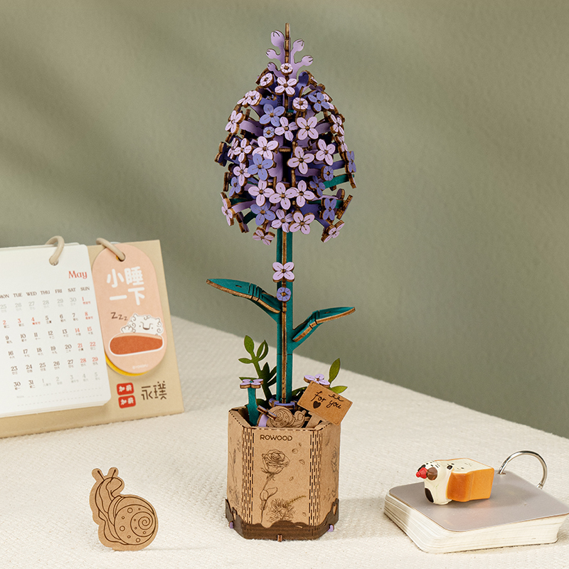 Lila morada de madera en un jarrón decorativo — TW01H