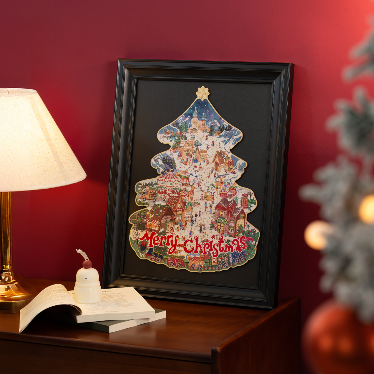 Puzzle navideño enmarcado junto a una lámpara cálida — TA007