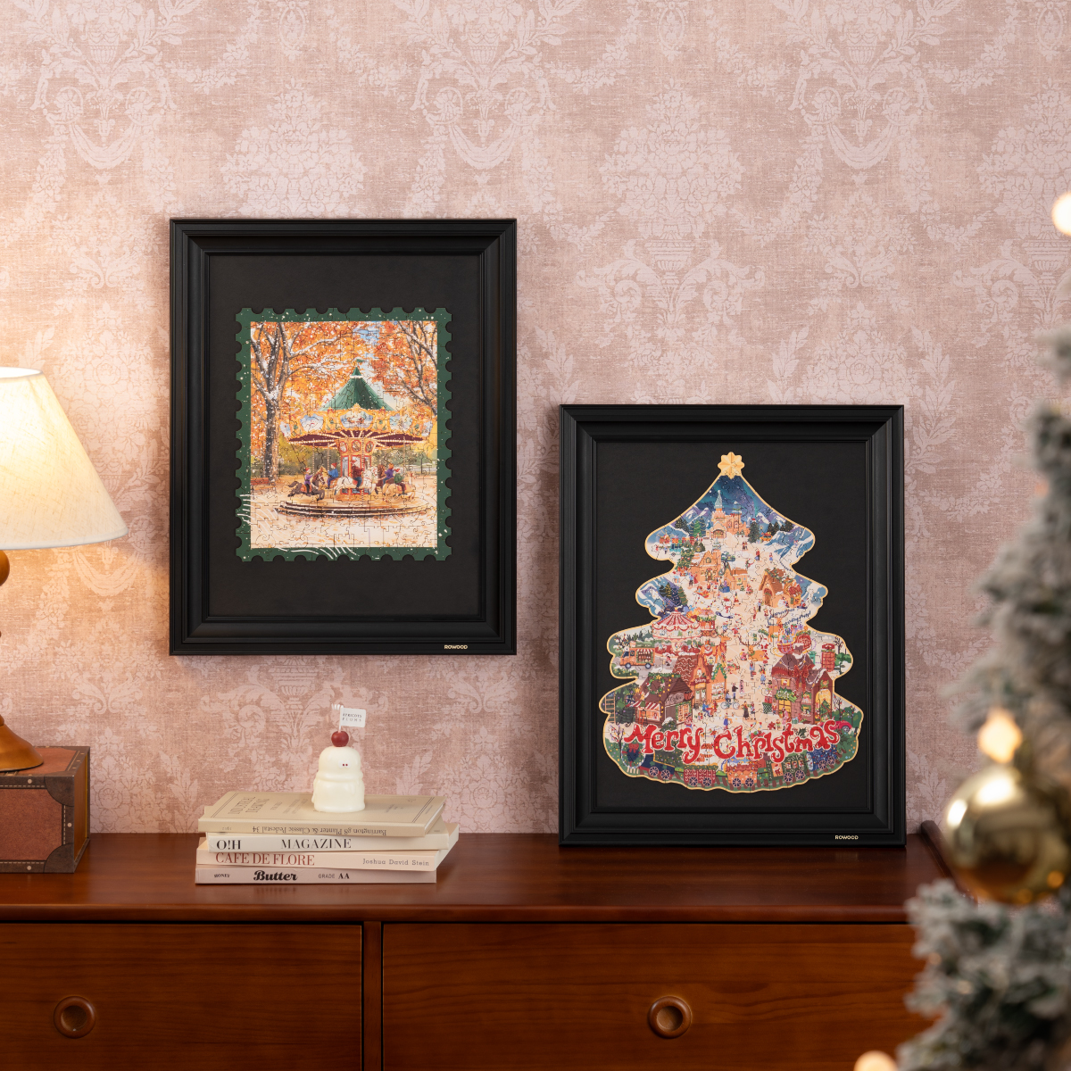 Puzzles enmarcados del carrusel y del pueblo navideño sobre un mueble — TA008