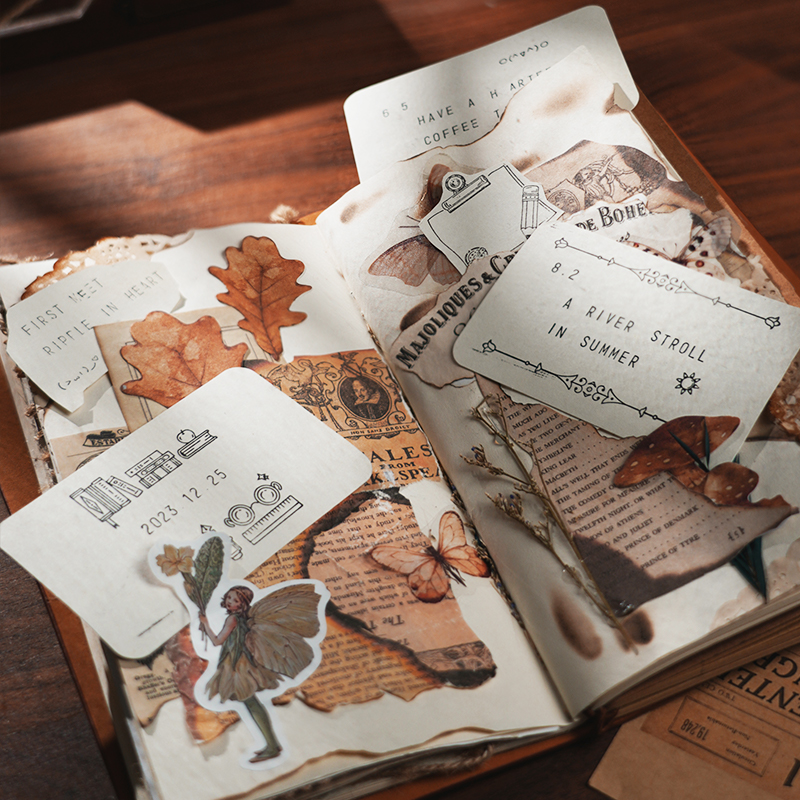 Hojas impresas junto a un cuaderno de recortes — LK602