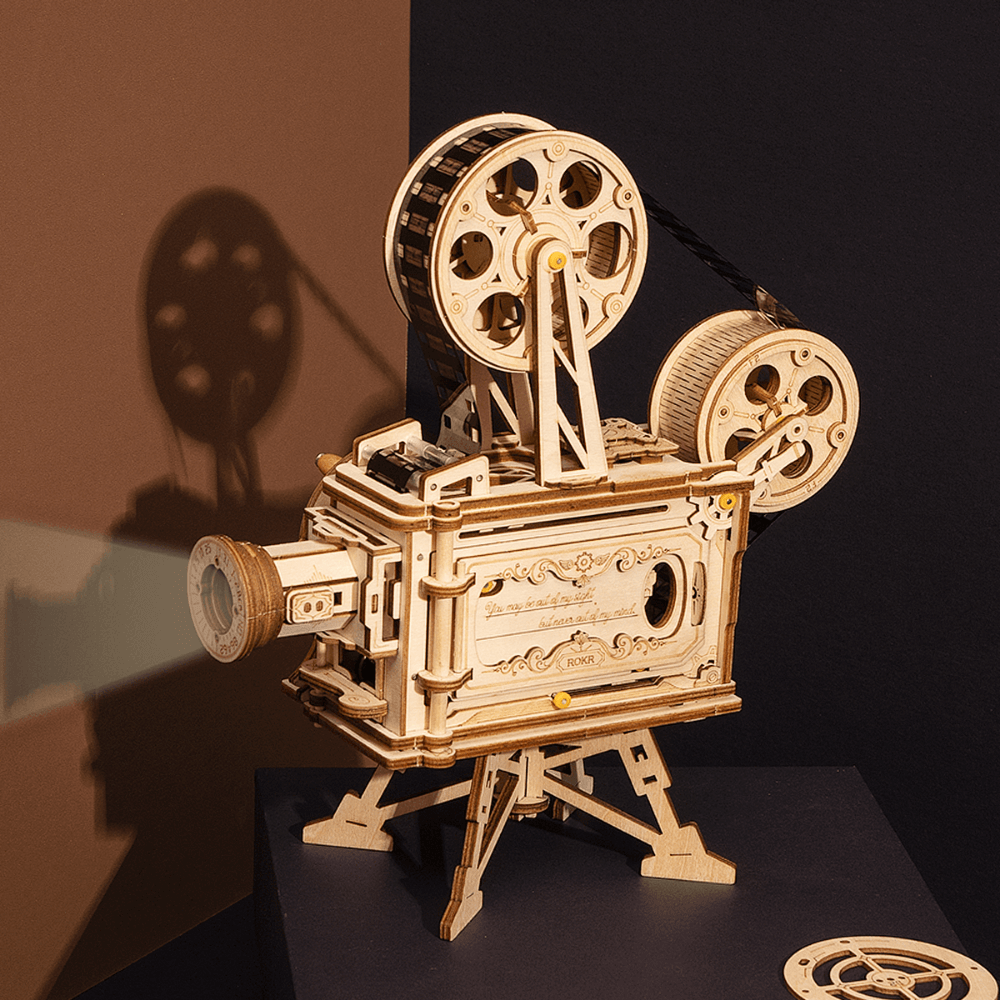 Proyector de cine de madera sobre fondo oscuro — LK601