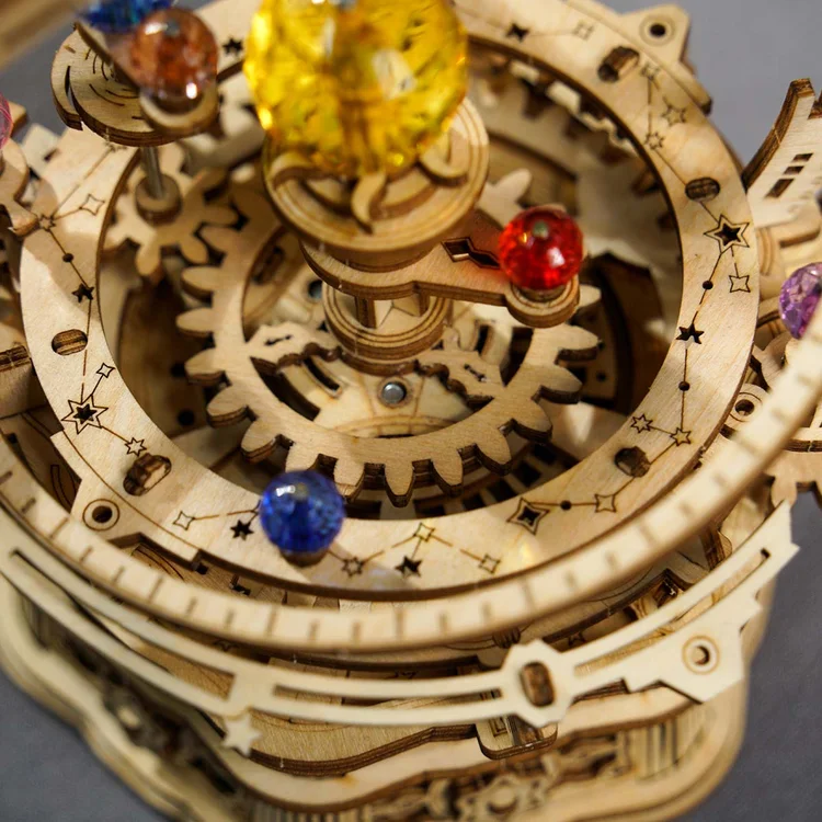 Primer plano de los planetas, los anillos y los engranajes — AMK51