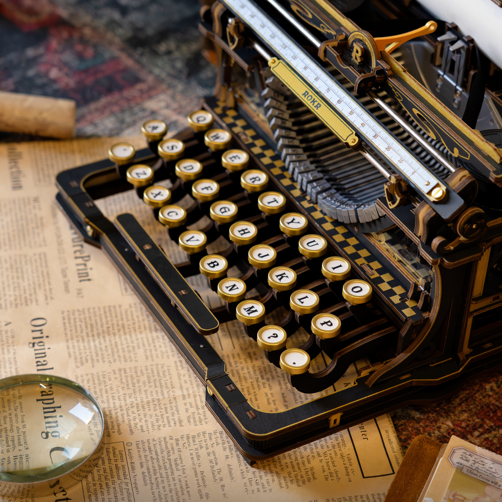 Primer plano del teclado y de las barras portatipos — LK703B