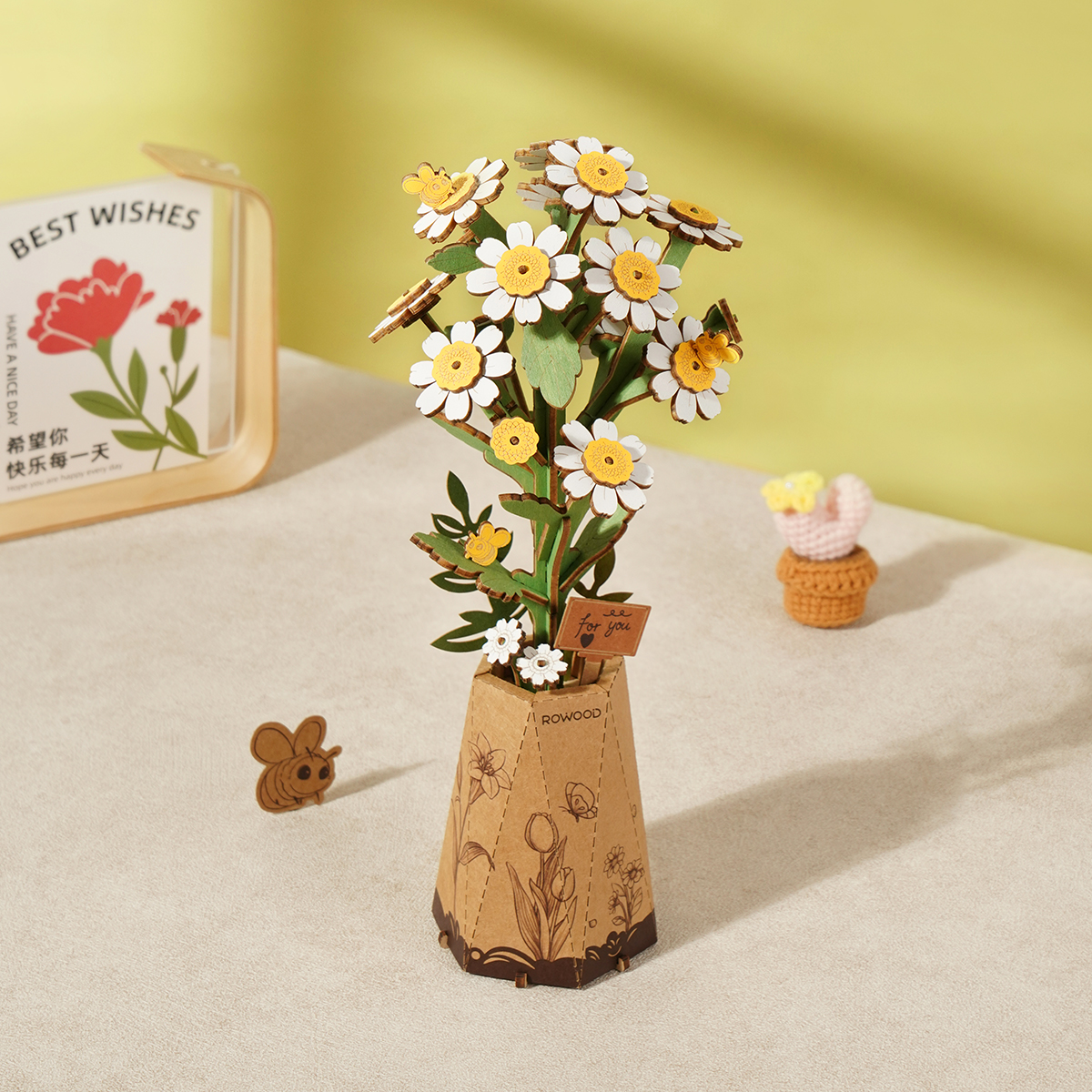 Flores de manzanilla de madera en un jarrón decorativo — TW01H