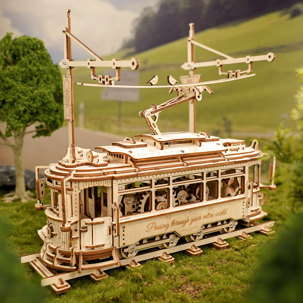 Tranvía expuesto sobre la hierba — LK801