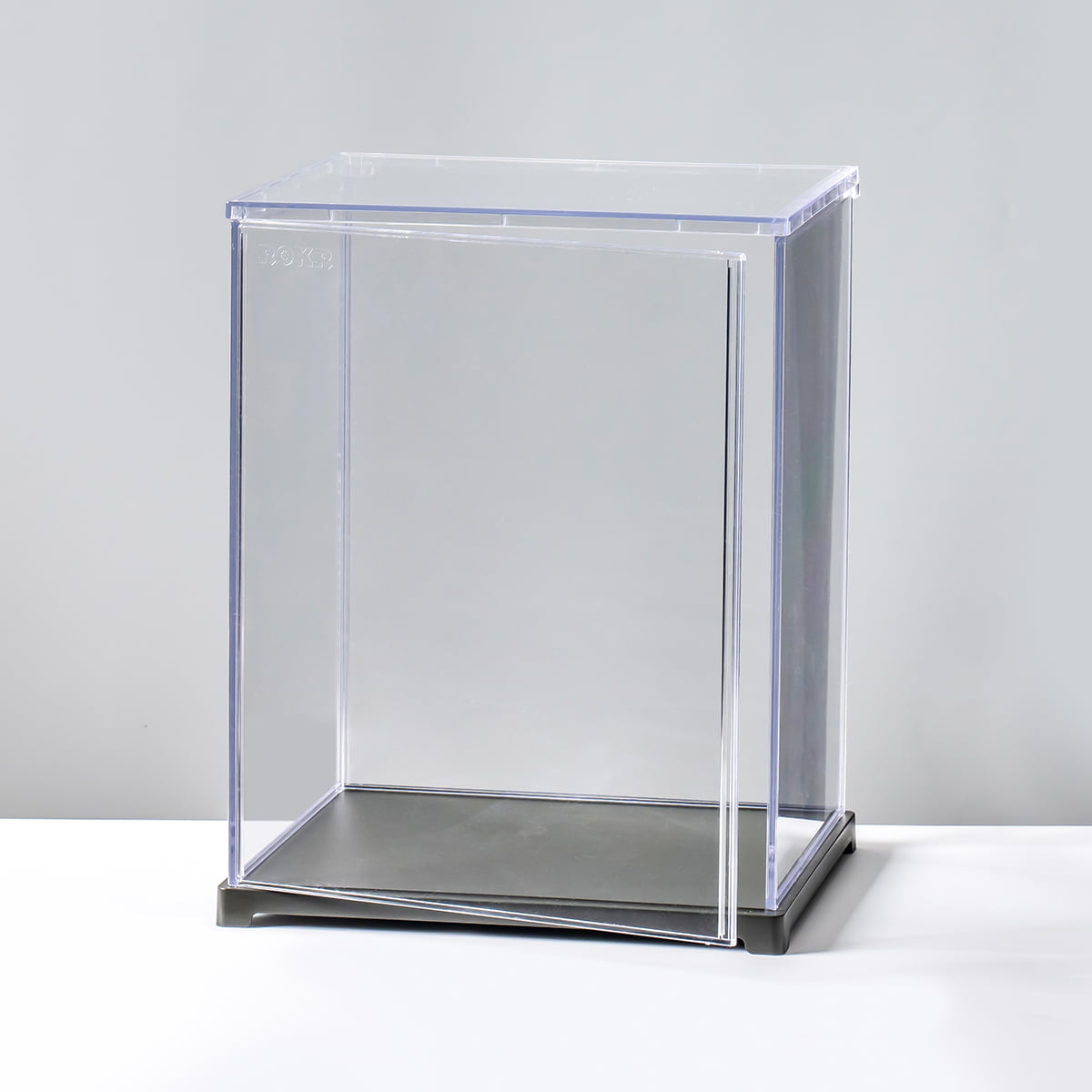 Cubierta transparente de exposición sobre una base negra — RFM03