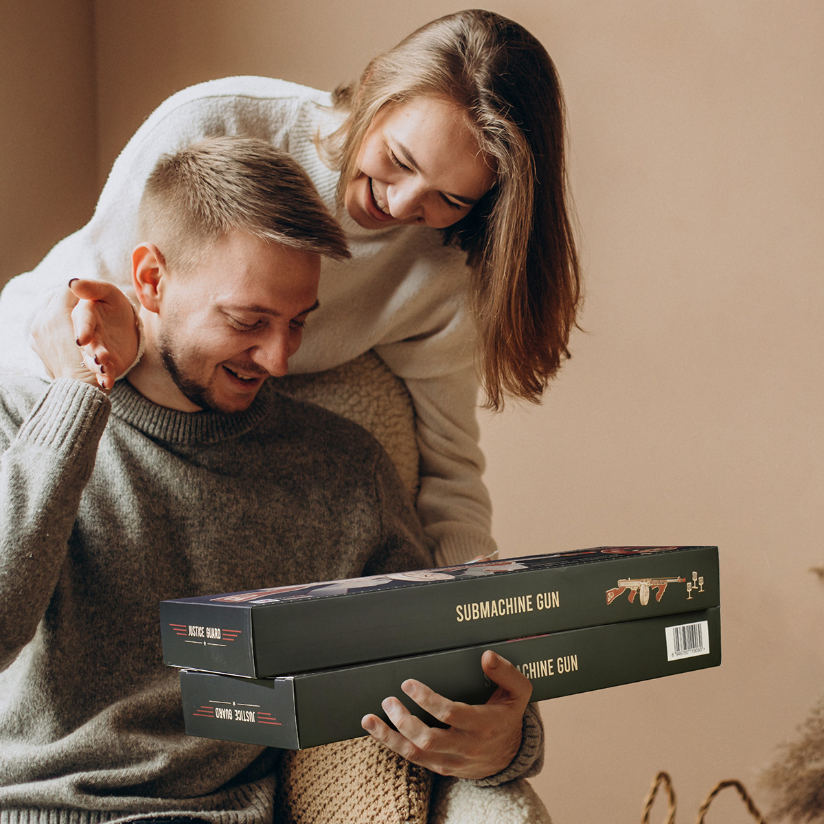 Pareja recibiendo la caja del producto como regalo — LQB01