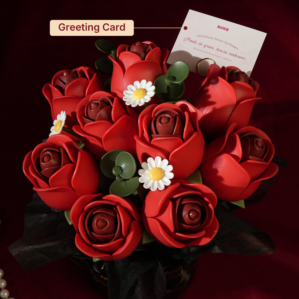 Ramo con tarjeta de felicitación en una escena roja oscura — AF02J