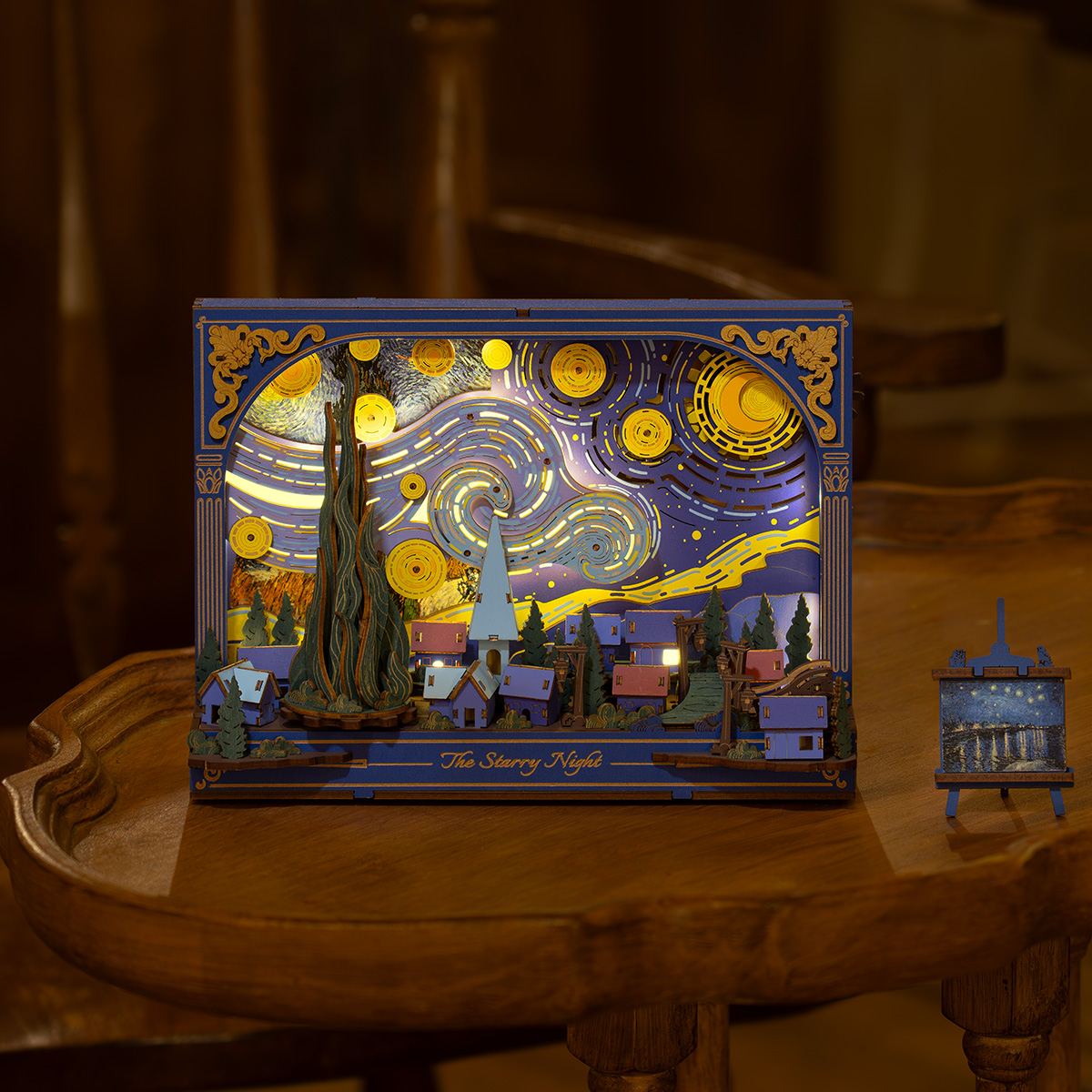 Cuadro iluminado de La noche estrellada sobre una mesa de madera — TH003