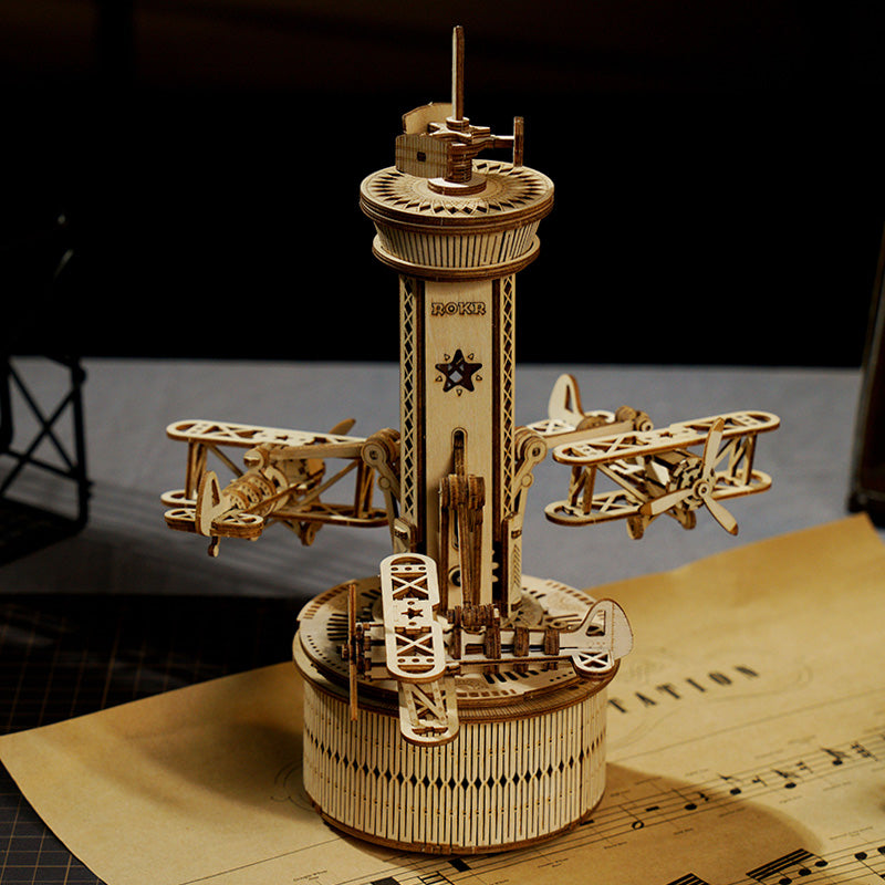 Torre de control aéreo sobre su base de exposición — AMK41