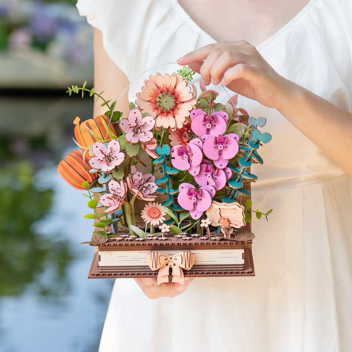 Cesta floral sostenida por el asa como regalo hecho a mano — TW04H