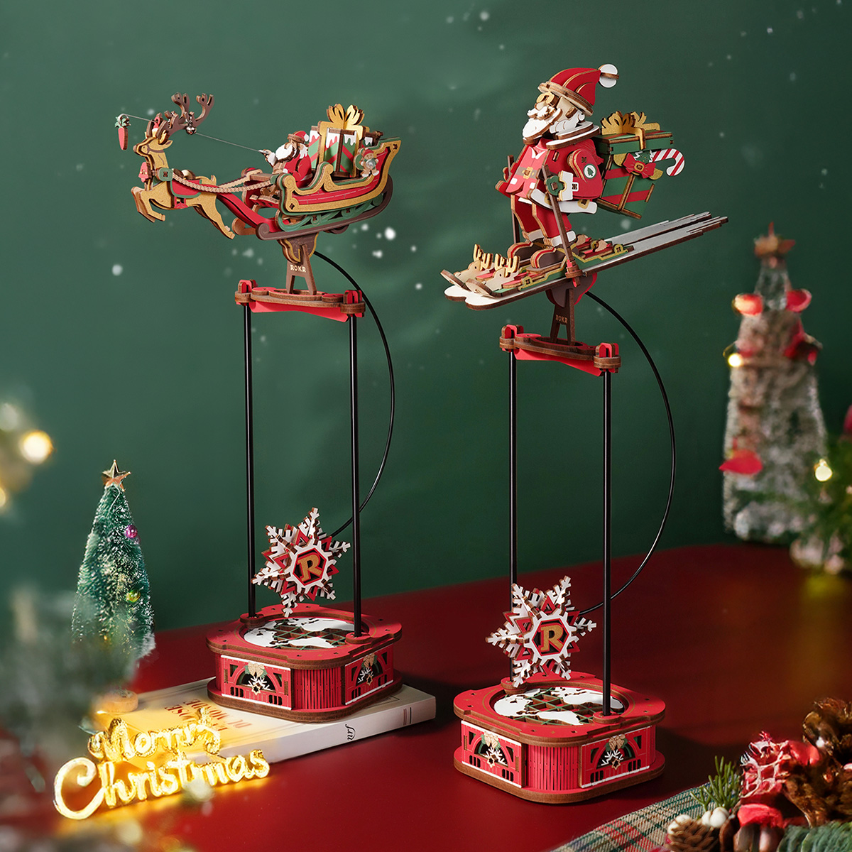 Modelos de Papá Noel sobre esquís y en trineo expuestos juntos — MCD06