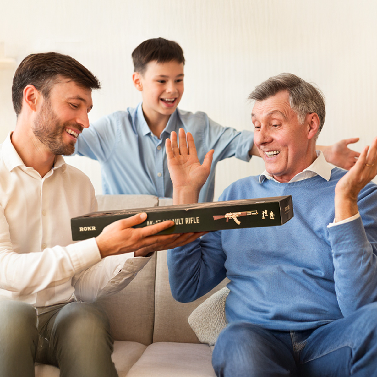Familia entregando la caja del producto como regalo — LQ901