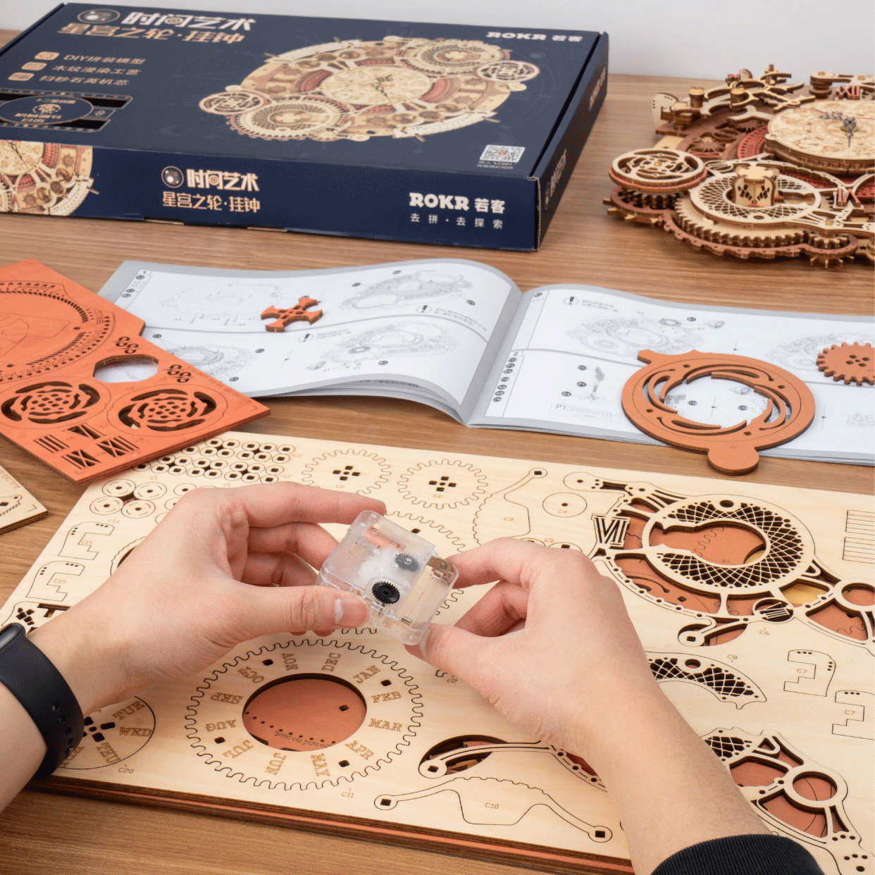 Montaje del reloj con piezas de madera — LC601