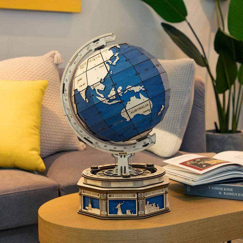 Globo terráqueo de madera con mapa azul y beige — ST002