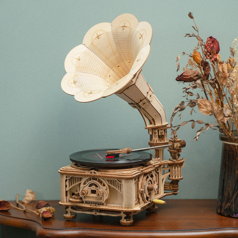 Gramófono de madera con bocina floral y disco — LKB01