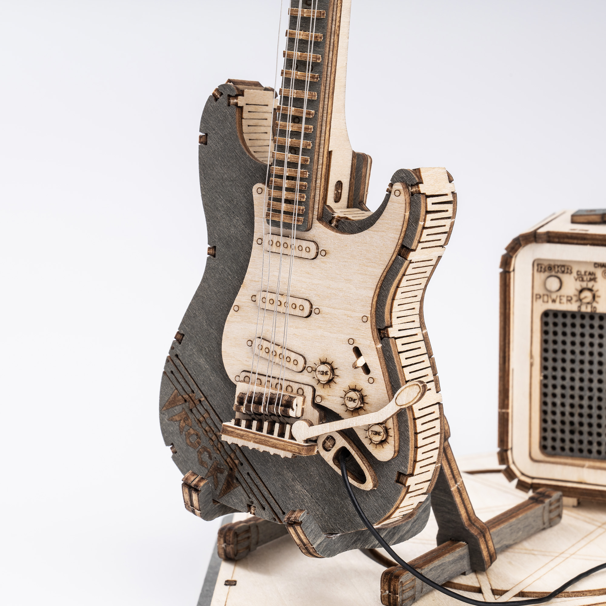Vista frontal de la guitarra y del amplificador — TG605K
