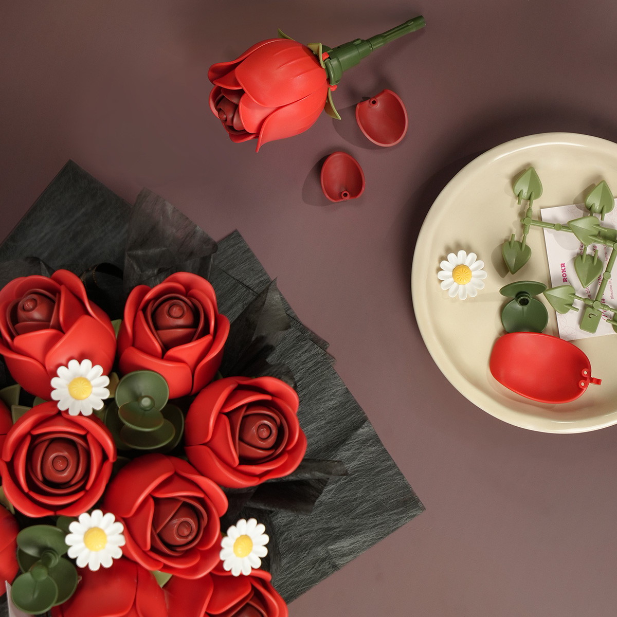 Accesorios y pétalos rojos dispuestos sobre una mesa — AF02J