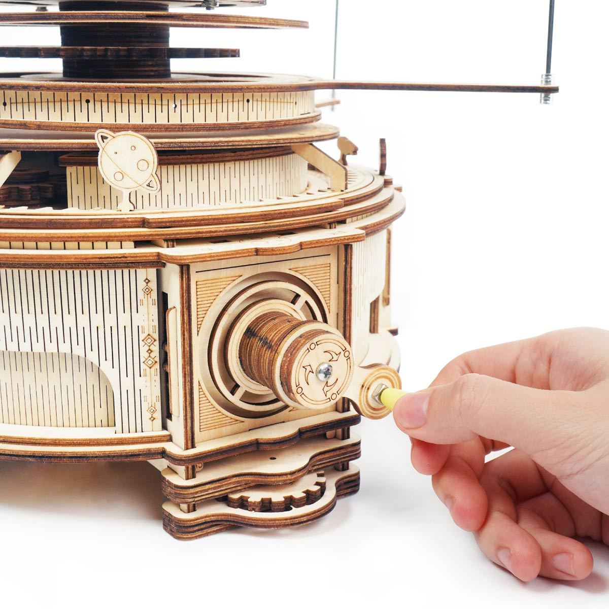 Mano accionando la manivela del planetario — ST001