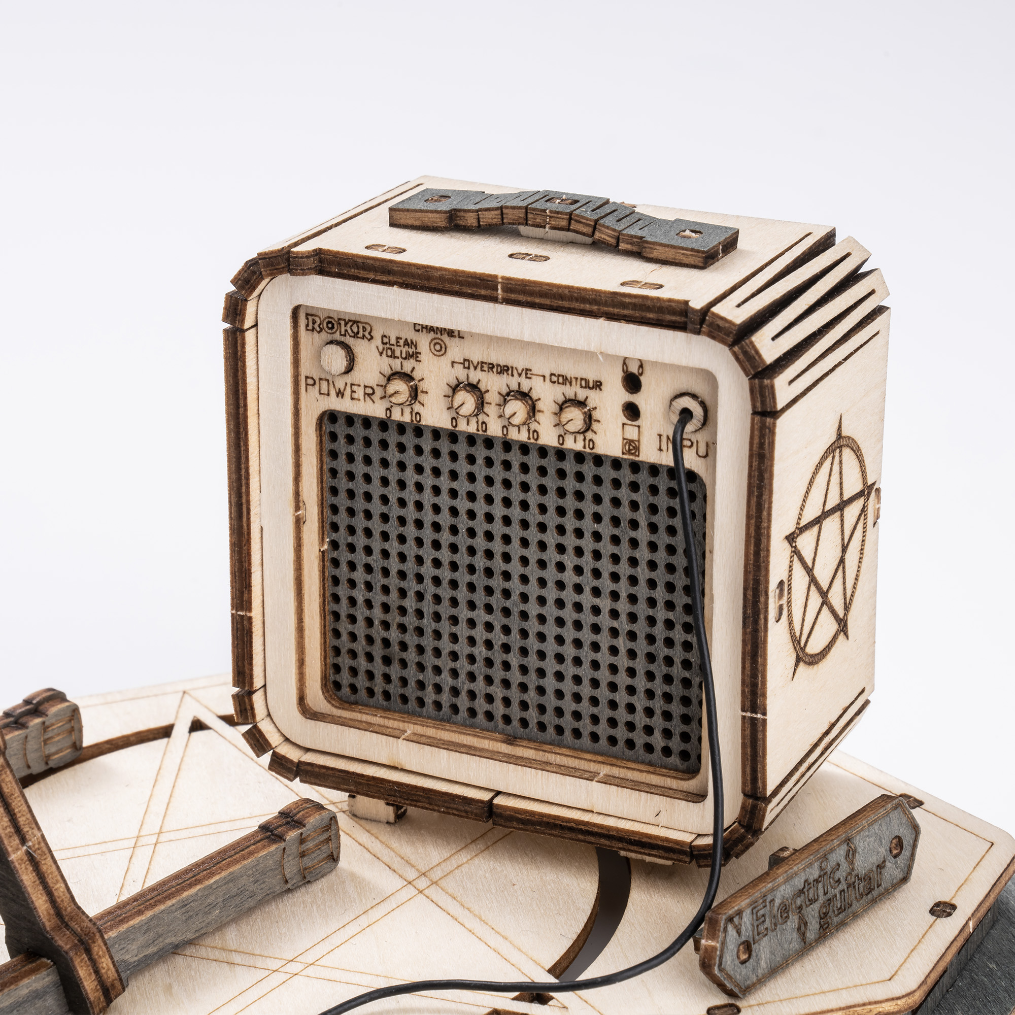 Amplificador y accesorios sobre fondo blanco — TG605K
