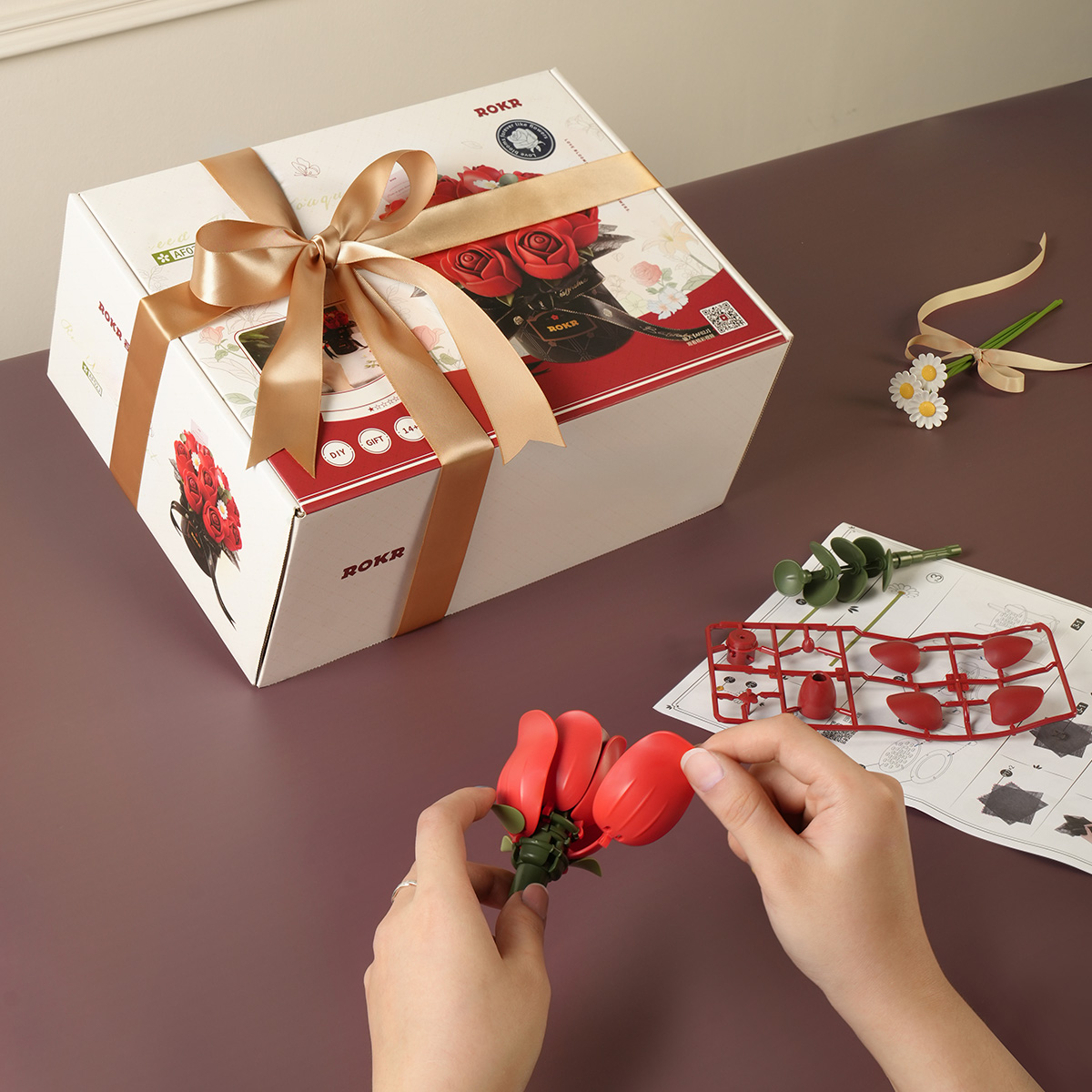 Montaje con caja de regalo, manual y piezas florales — AF02J