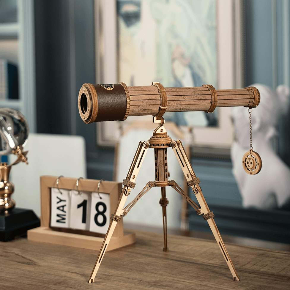 Telescopio de madera sobre trípode en una habitación — ST004