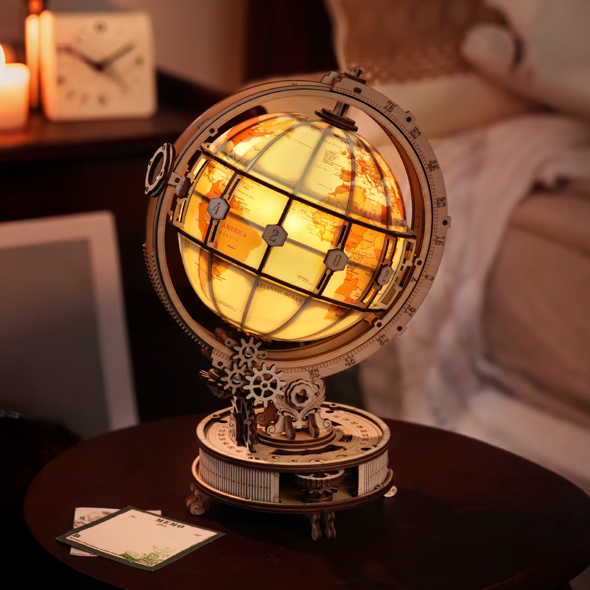 Globo terráqueo de madera iluminado sobre una mesita de noche — ST003D