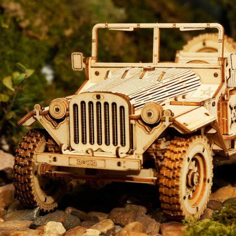 Primer plano frontal del jeep entre rocas y vegetación — MC701
