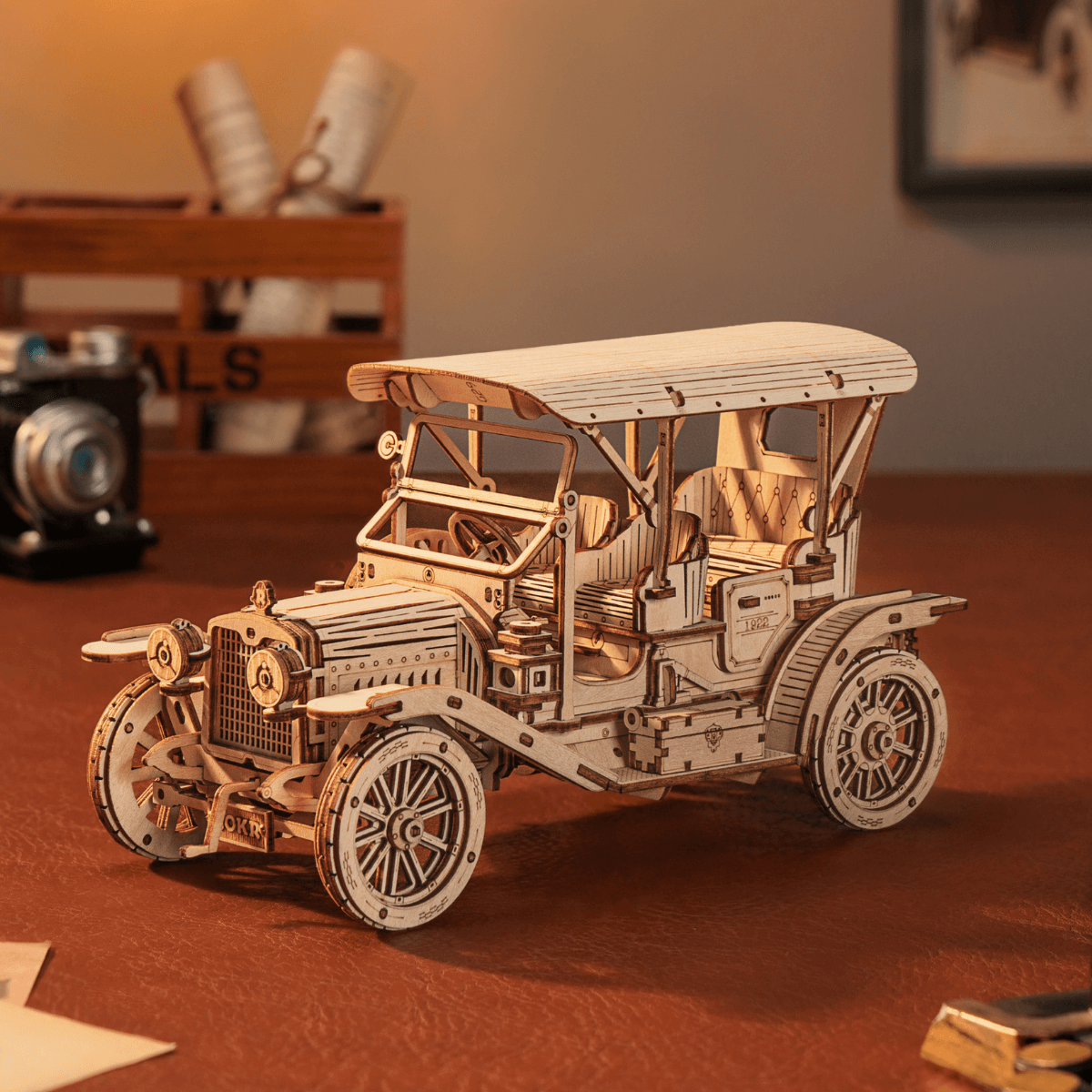 Coche clásico de madera sobre un escritorio — MC801