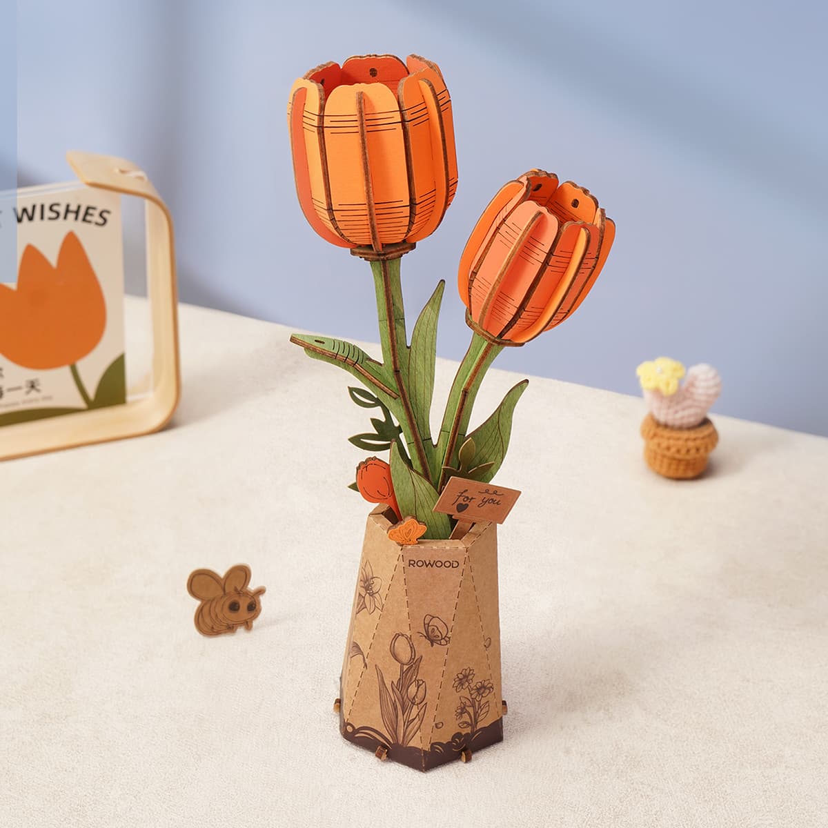 Tulipán naranja de madera en un jarrón de papel kraft — TW081