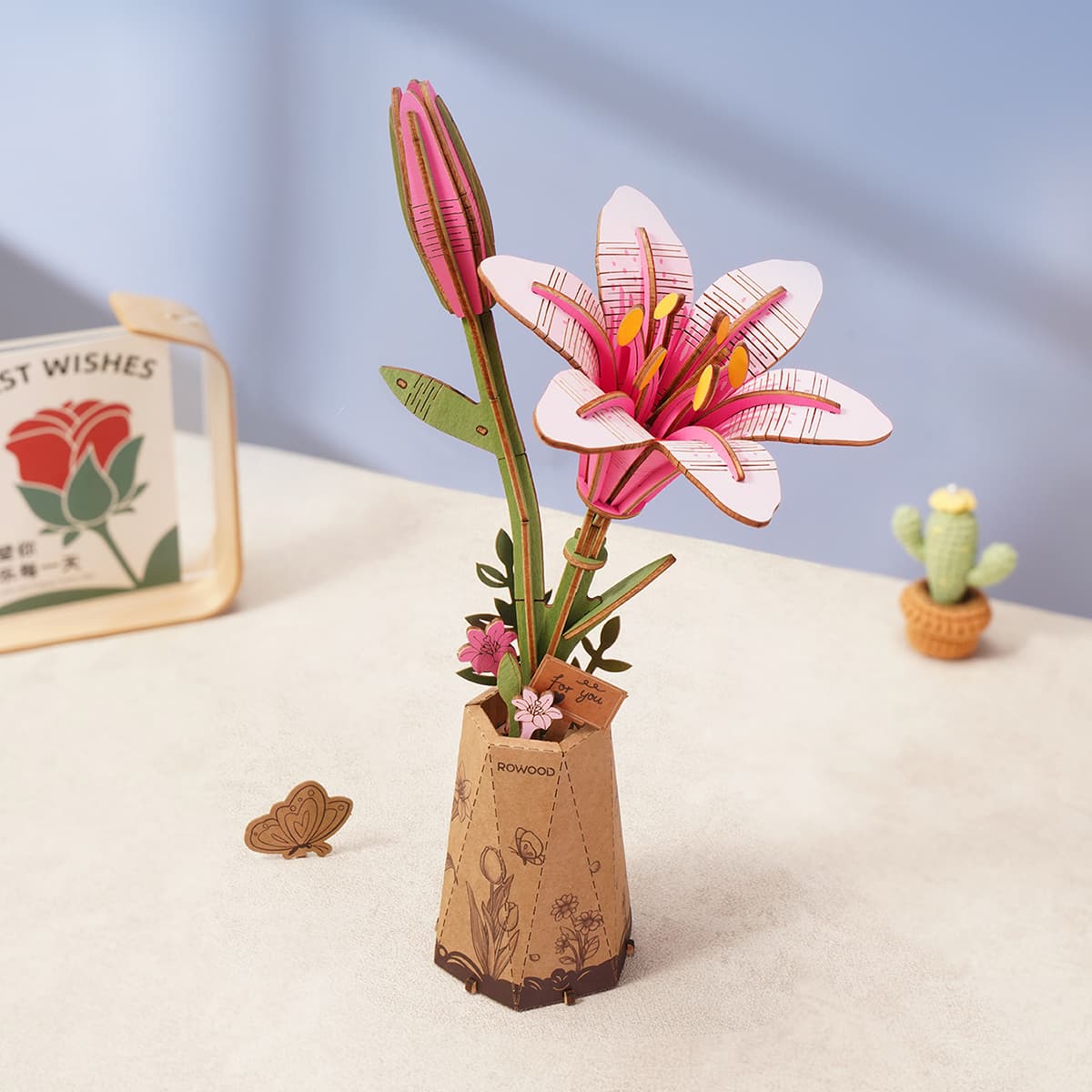 Lirio rosa de madera en un jarrón de papel kraft — TW071