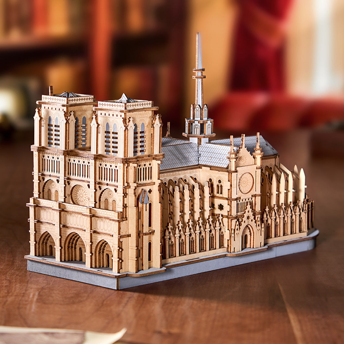Catedral terminada en una escena de mesa cálida — TG511