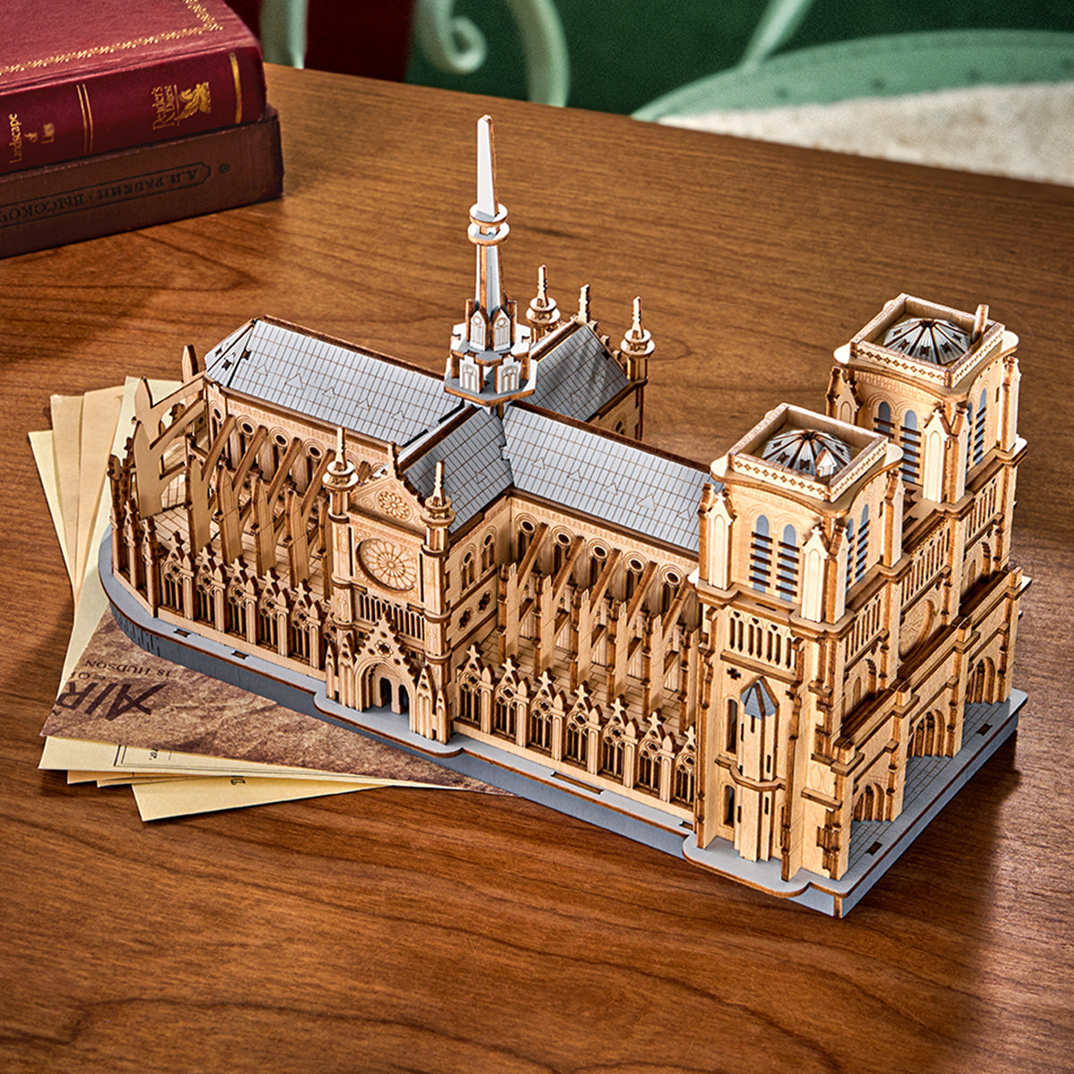 Maqueta de madera de la Catedral de París sobre una mesa — TG511