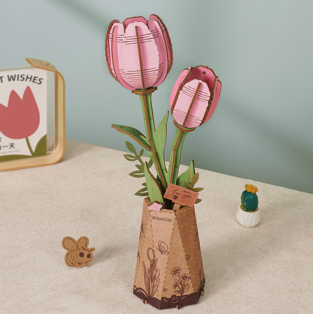 Tulipán rosa de madera en un jarrón de papel kraft — TW082