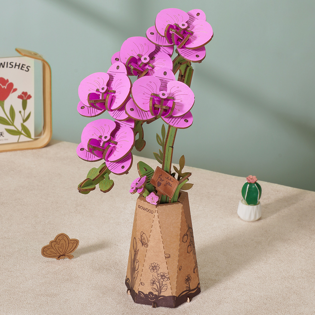 Orquídea morada de madera en un jarrón decorativo de papel kraft — TW091