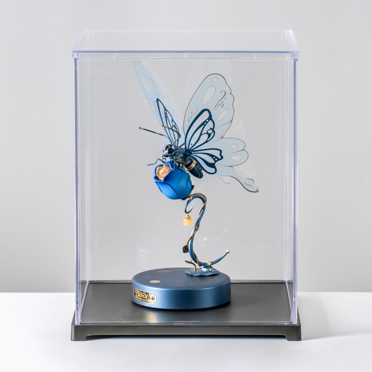 Vitrina transparente con un insecto mecánico azul en su interior — RFM03