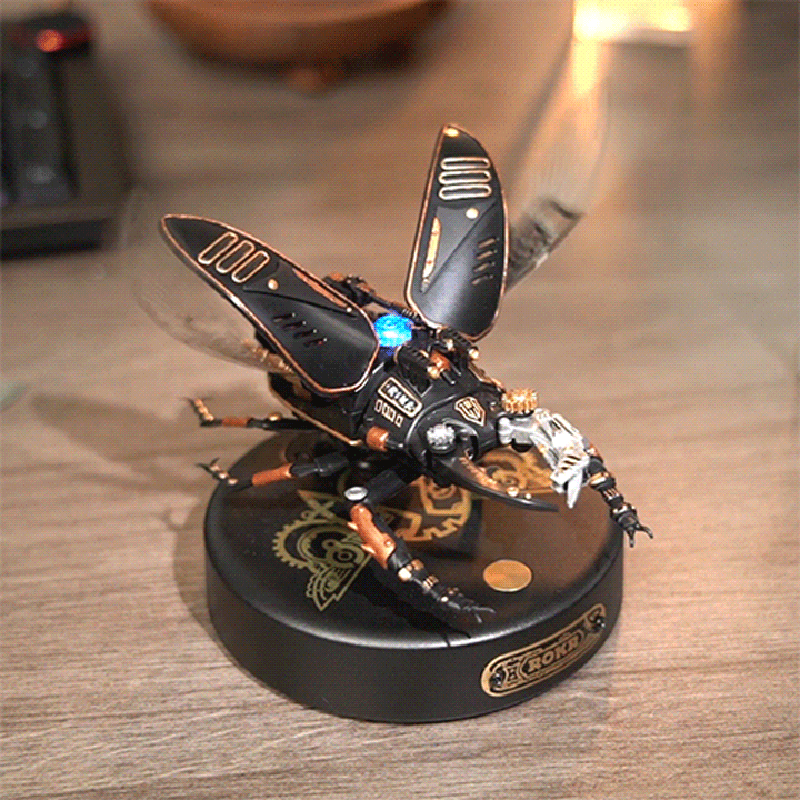 Escarabajo mecánico negro y azul sobre su base — MI03