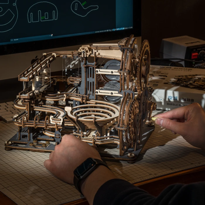 Mano girando la manivela del circuito — LGA01