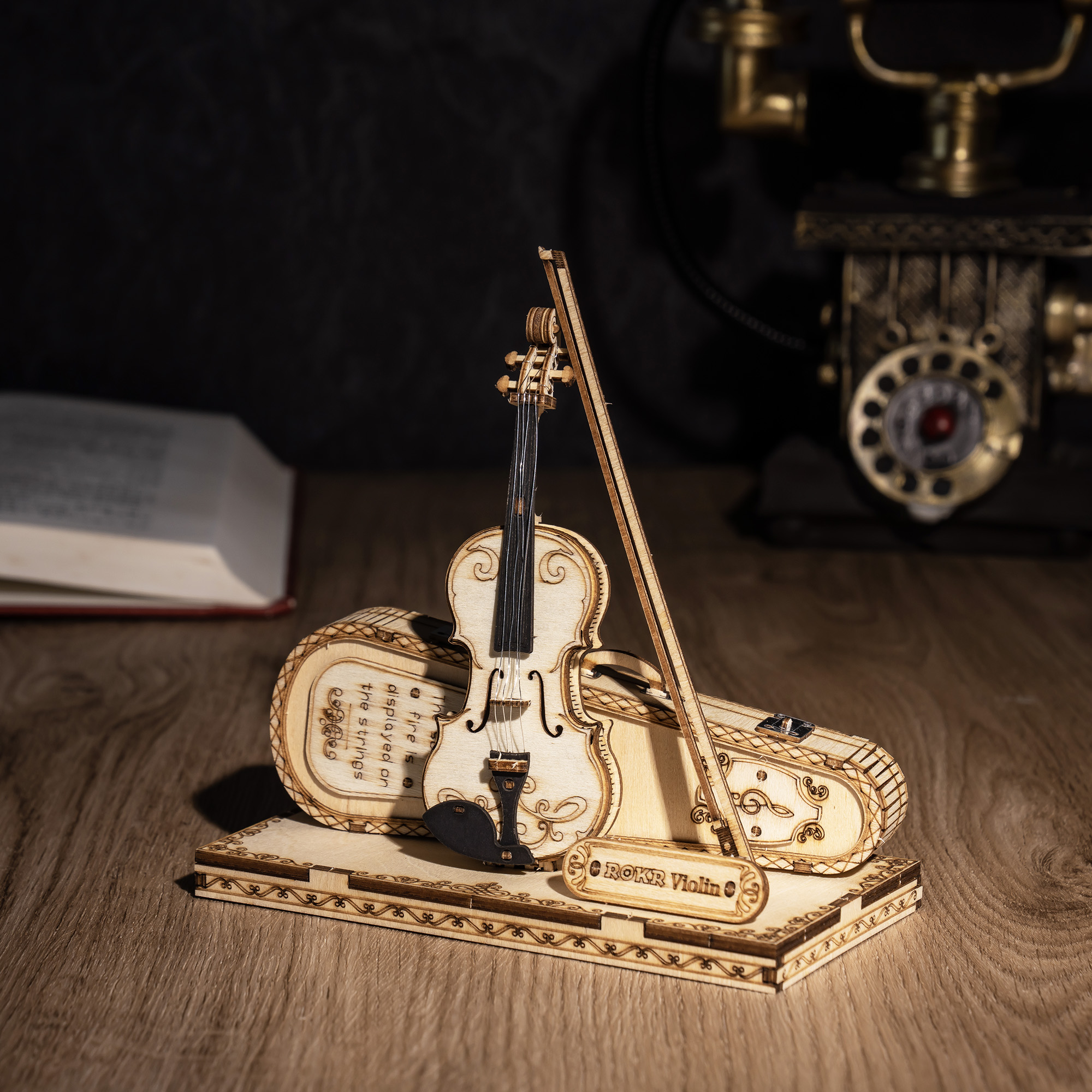Violín de madera sobre un escritorio con iluminación de estilo antiguo — TG604K