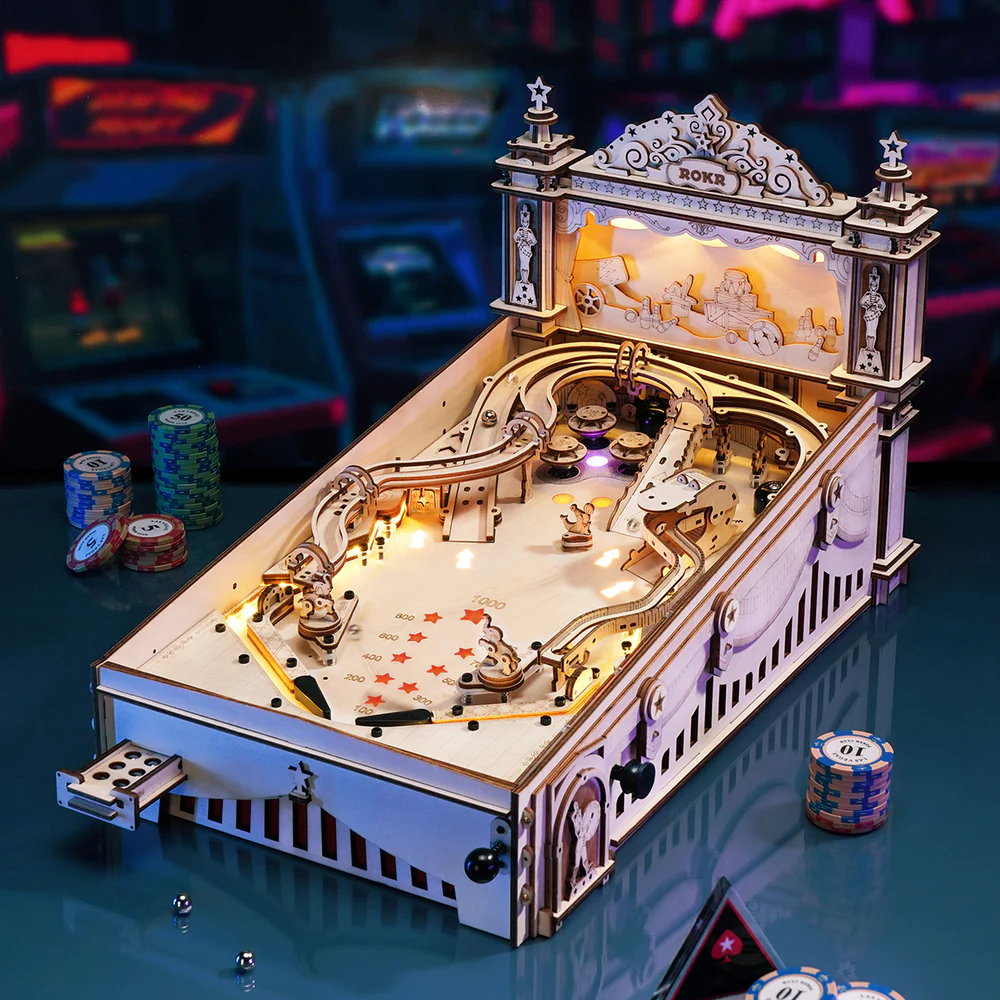 Máquina de pinball de madera iluminada sobre una mesa — EG01