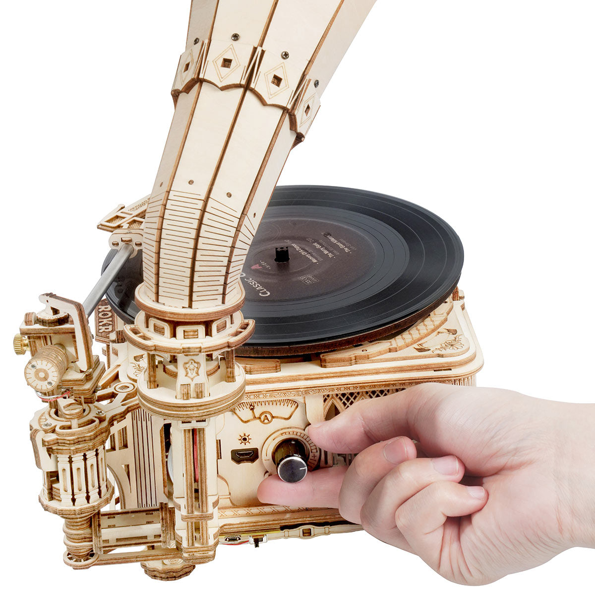 Mano girando el disco del gramófono — LKB01D