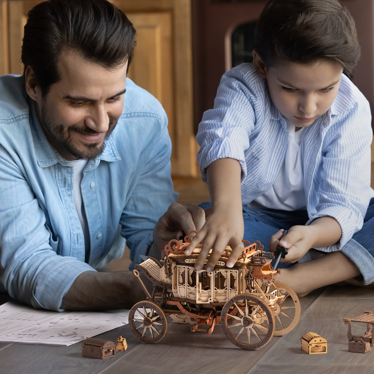 Adulto y niño montando la diligencia — AMKA1