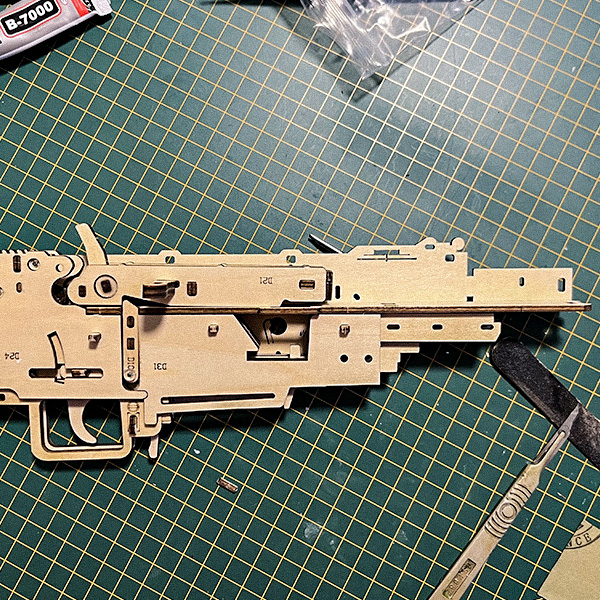 Modelo de arma de madera ROKR LQ901 montado