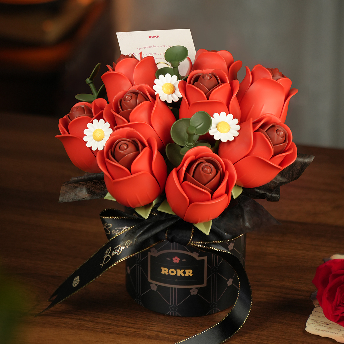 Ramo de rosas rojas sobre una base negra — AF02J