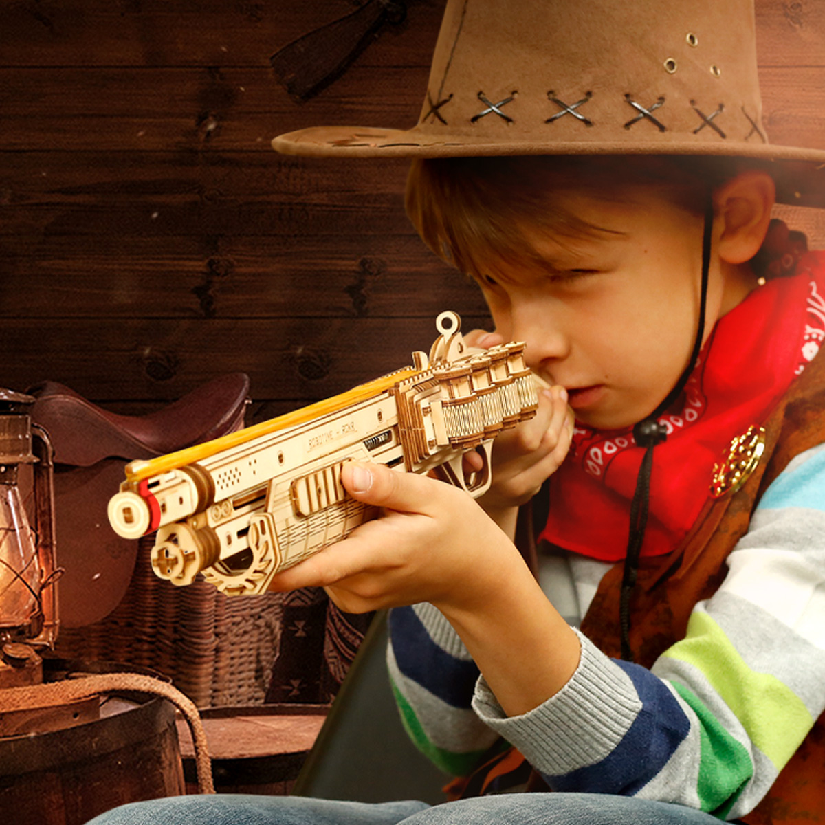 Niño con atuendo de vaquero sosteniendo el modelo de madera — LQ501