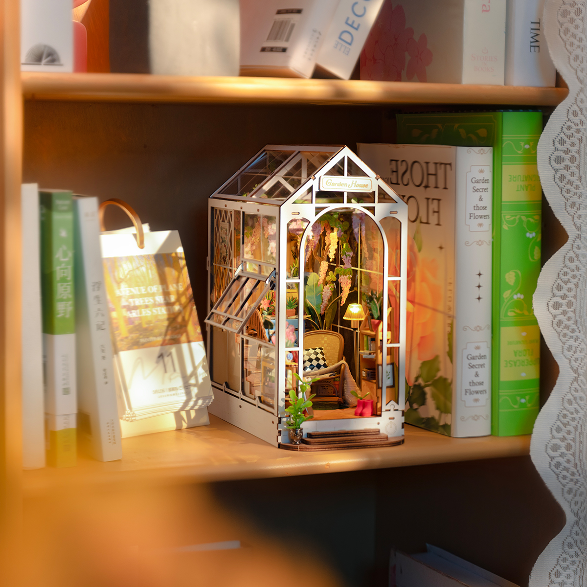 Rolife DIY Book Nook - Scène d'affichage d'étagère Holiday Garden House TGB06
