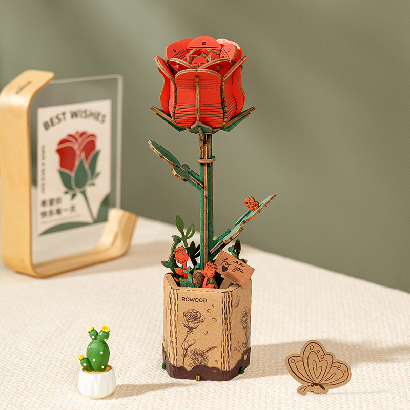 Fleur en bois Rowood Red Rose TW042 exposée dans un vase sur une table