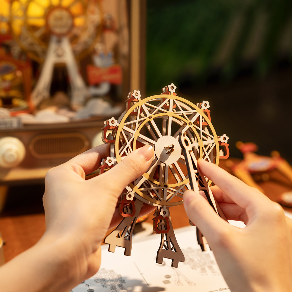 Rolife DIY Music Box Puzzle - Sunset Carnival AMT01 assemblage de grande roue en gros plan