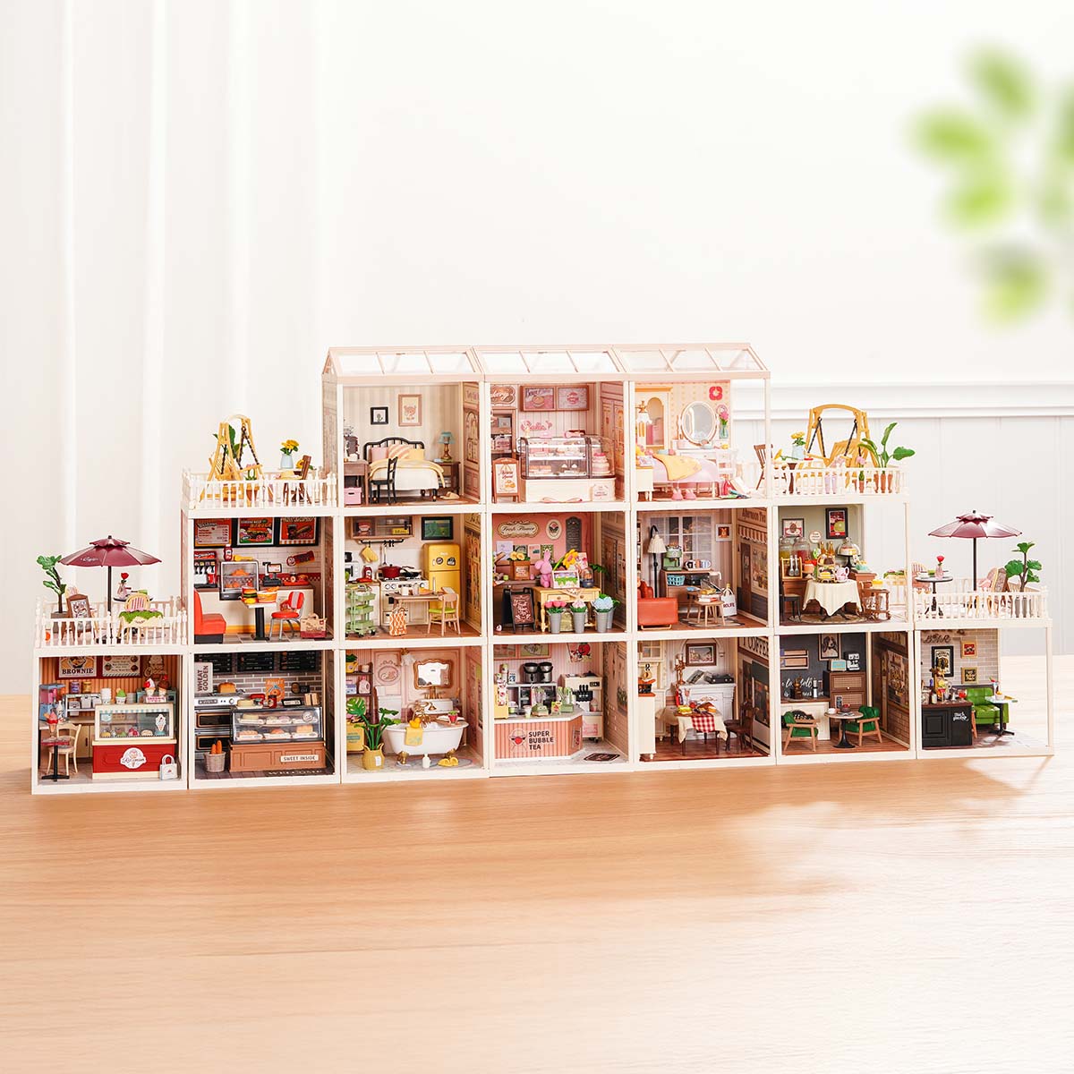 Rolife Super Creator Series 15 en 1, présentoir combiné de maison miniature complète sur une table