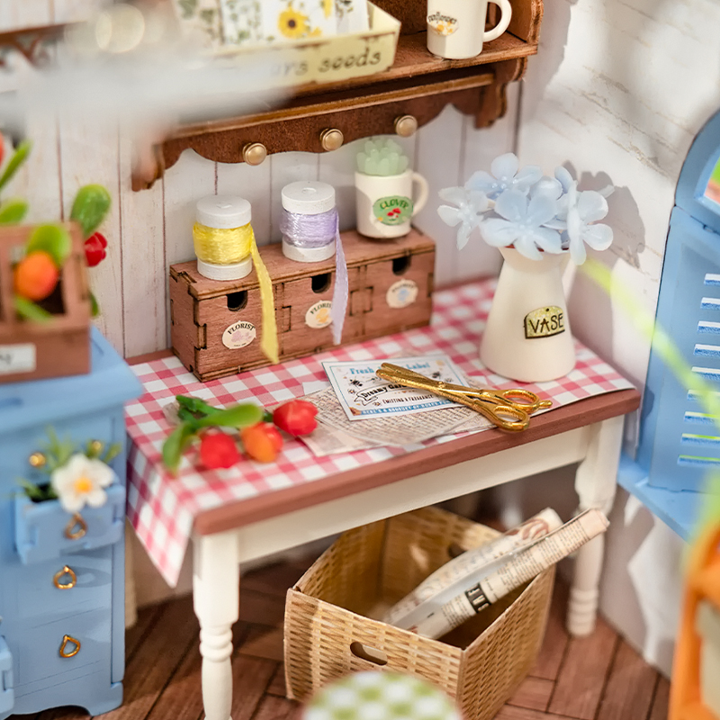 Rolife Miniature House - Dreamy Garden House DG163 table intérieure et détail de l'étagère en gros plan